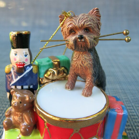 Collectible Danbury Mint 2008 Christmas Drummer Yorkie Nutcracker Ornament - Picture 7 of 9